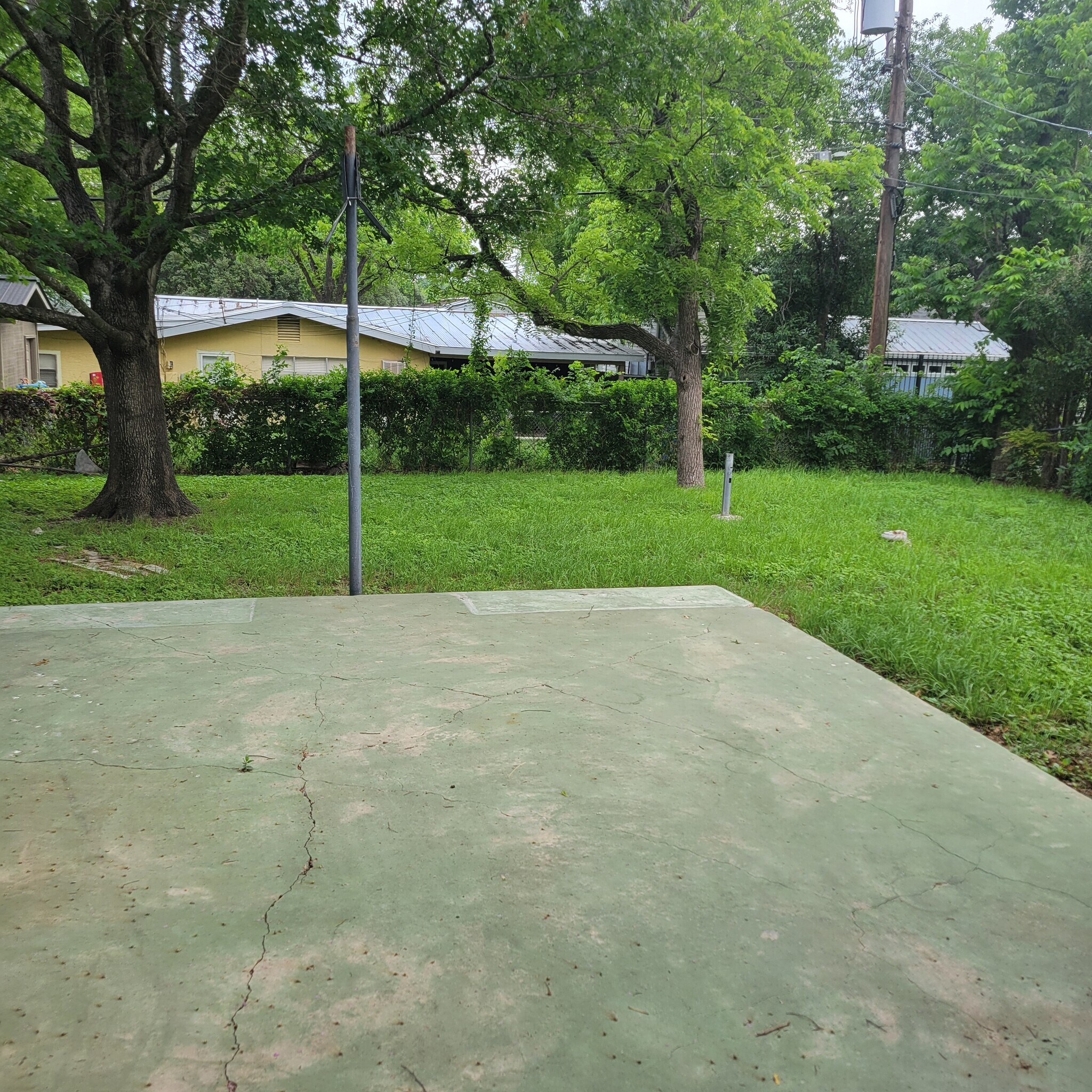 Building Photo - 590 Lively Dr