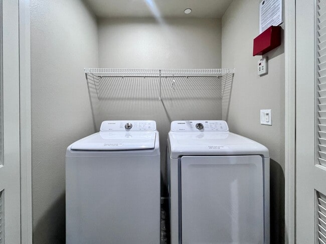 Building Photo - $2,295 DeWolf & Barstow, 3 Bedroom House - Clovis / Community Pool + Neighborhood Parks