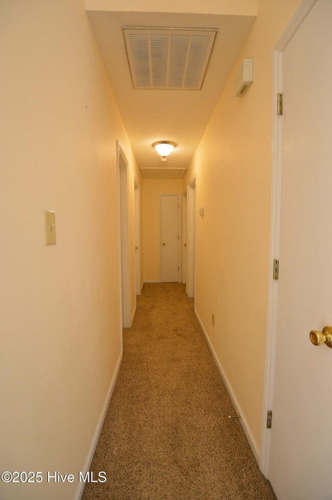 Building Photo - 260 S Creek Dr