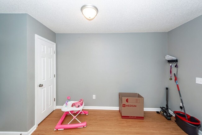 Building Photo - 5 Bedroom 3 Bath Home in Moss Grove Planta...