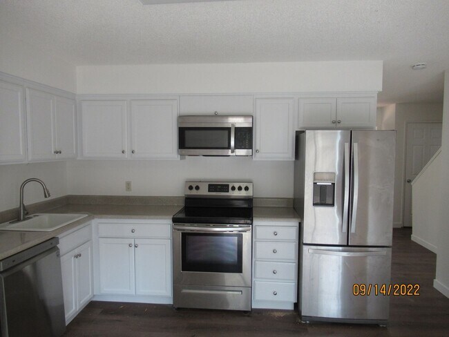 Building Photo - MOVE-IN SPECIAL!*** Fully Remodeled Townho...