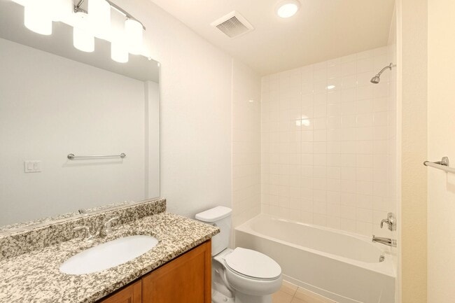 Building Photo - Bright and Airy 2 Bed 2.5 Bath Townhome in...