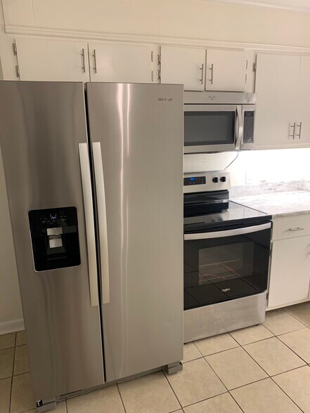 Stainless steel kitchen appliances- Whirlpool - 1713 Burney Branch Dr