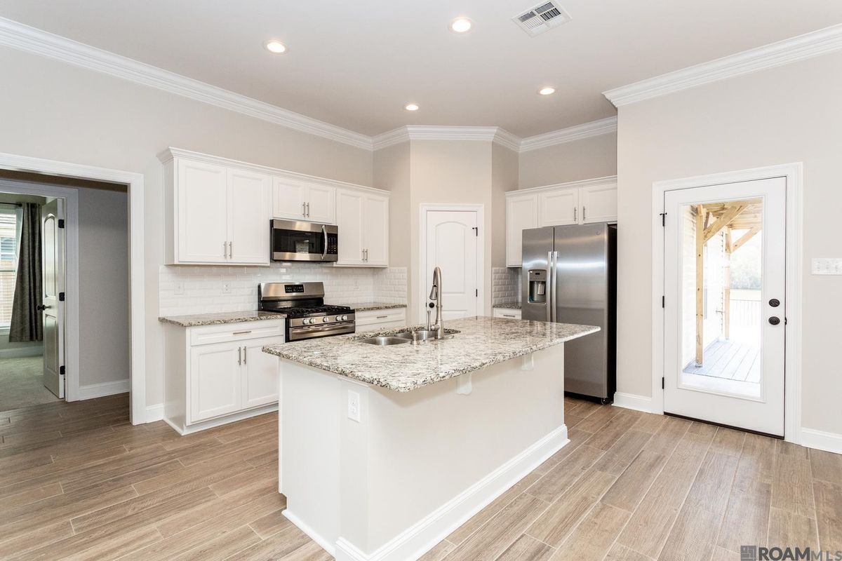 Building Photo - 6356 Lake Edge Dr