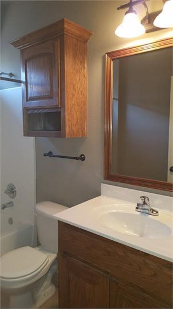 Building Photo - 3 Bed, 2 Bath Home - Great Tulsa Location ...