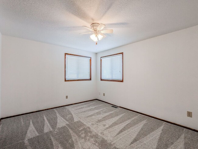 Building Photo - Spacious 3 bedroom 2.5 bathroom ranch styl...