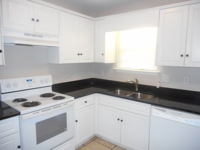 Building Photo - 3 Bedroom 2 Bath Near Fort Gordon in Hephz...