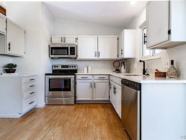 Building Photo - Lovely 4-Bedroom, 2-Bath Home in Aurora with Large Backyard and 2-Car Attached Garage!