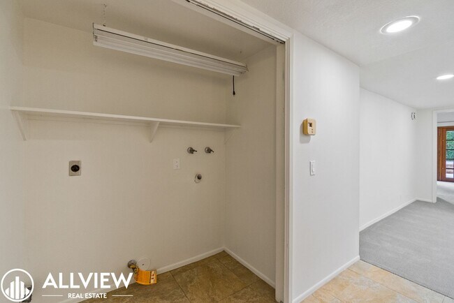 Building Photo - Spacious 4 bed, 2.5 bath Home Available Now in the Turtle Rock community