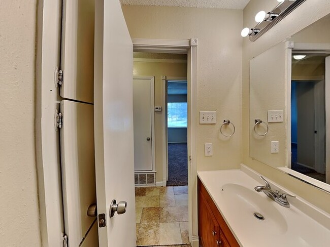 Building Photo - Cozy 3bd/1.5bth Home!!