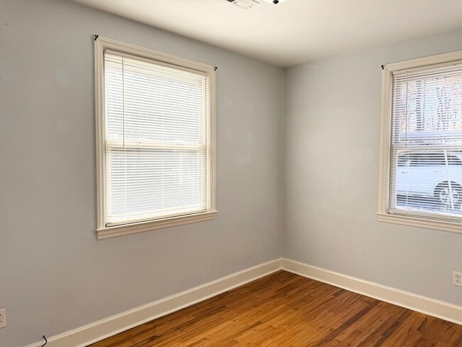 Building Photo - Charming 2 Bedroom Home With Spacious Yard!