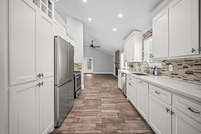 Building Photo - 24211 Landing Way Dr