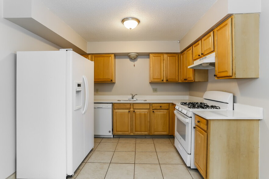 Building Photo - 2400 Lisbon Dr