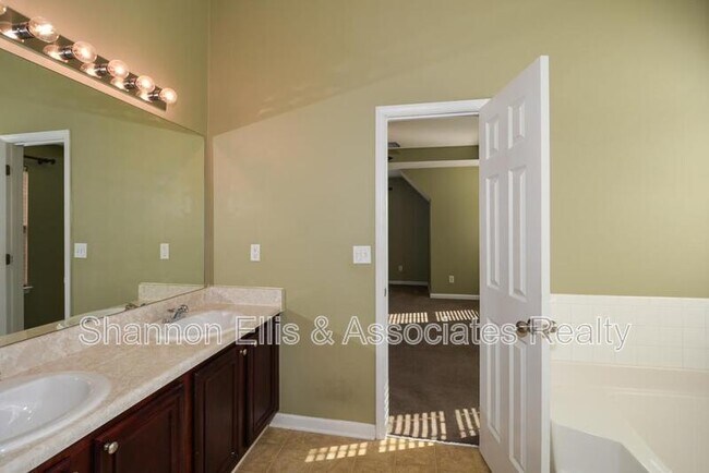 Building Photo - 137 Baywood Crossing