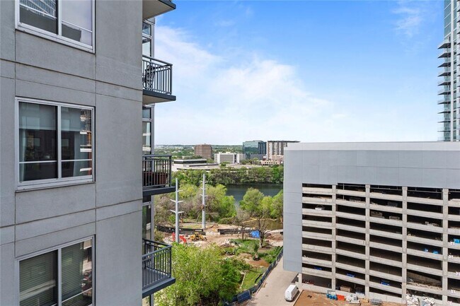 Building Photo - 603 Davis St