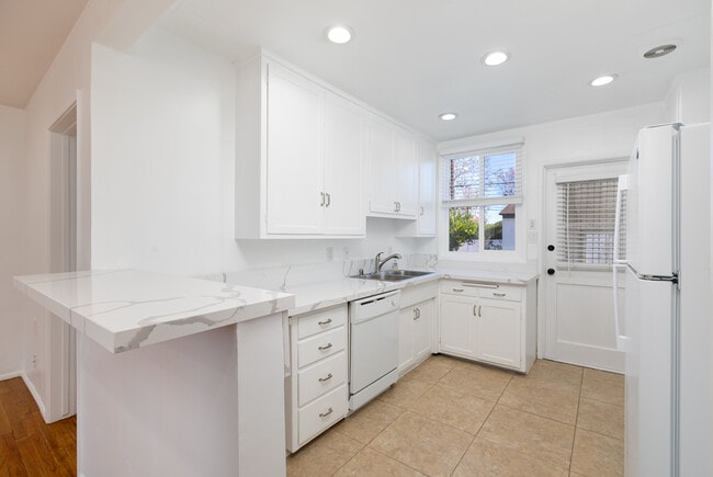 Building Photo - 5726 Lasaine Ave