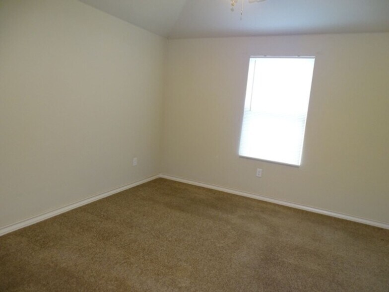 Building Photo - 7054 Lakeview Dr