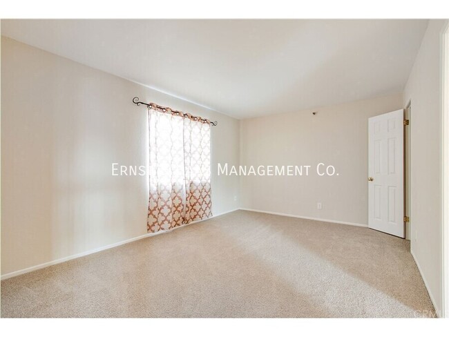 Building Photo - Beautiful Third Floor Condo with City Views!