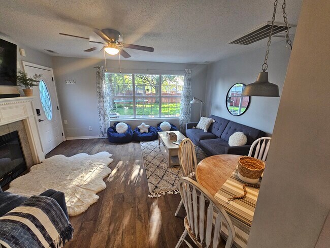 Building Photo - 104 Timberwood Ln