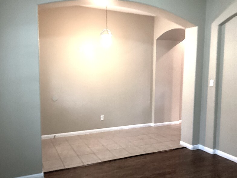Building Photo - 18505 Sandy Bottom Dr