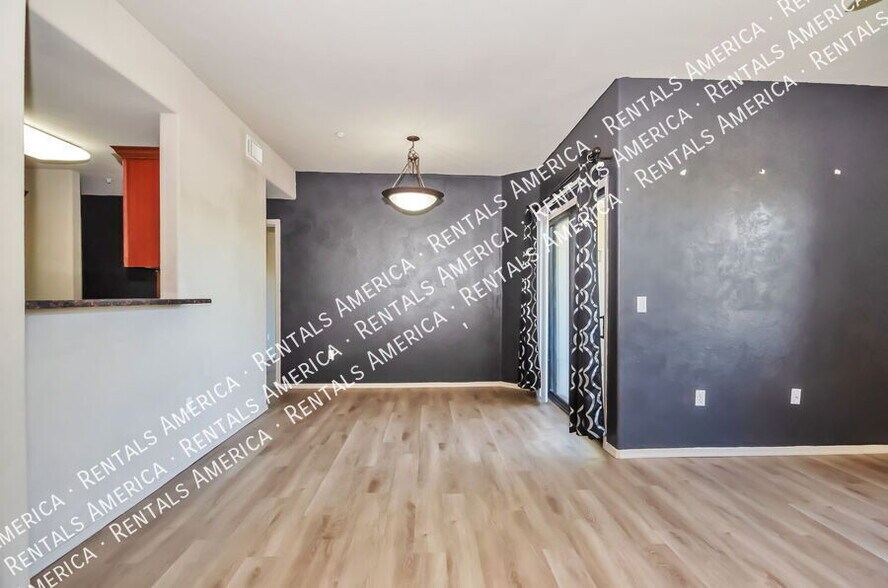 Building Photo - 2550 E River Rd