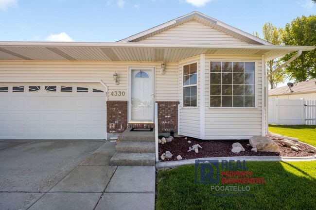 Building Photo - Beautiful 2 bed 2 bath twin home - 2 car garage