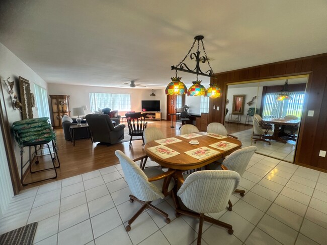 Building Photo - 19 Windy Point Rd