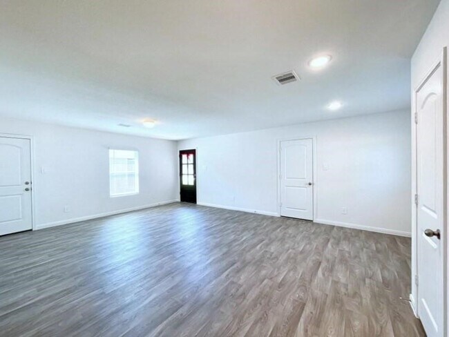 Building Photo - 13010 Sorrento Bay Dr