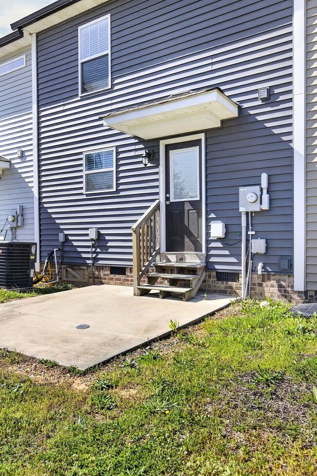 Building Photo - Luxury Size Townhome