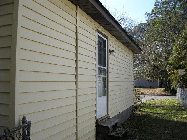 Building Photo - Cozy home