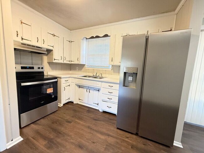 Building Photo - Renovated Multi-Story Brick House in East Nashville - Fenced in Yard