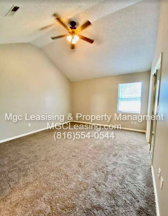 Building Photo - Big Beautiful Townhome in Lee's Summit!