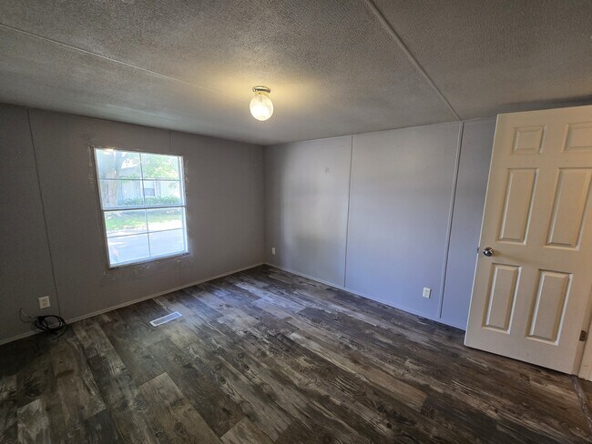 Building Photo - 700 W Ridgeway Ave