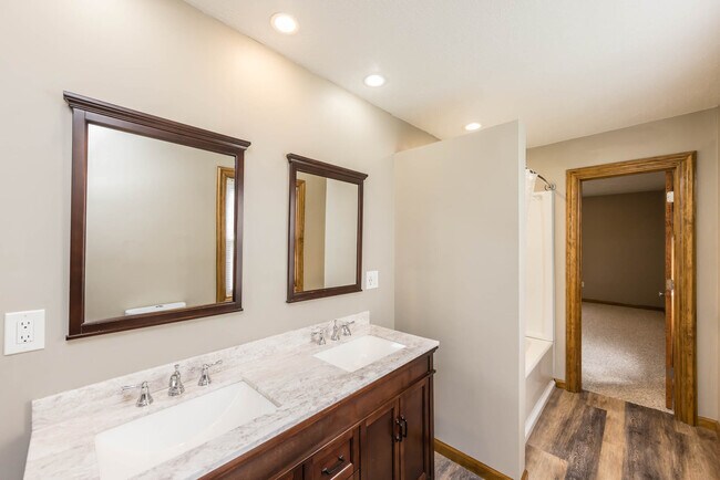 Building Photo - 229 Topaz Ln