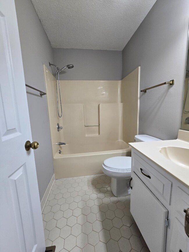 Building Photo - 204 Hunter Dr