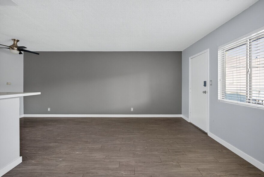 Building Photo - 1121 Daisy Ave