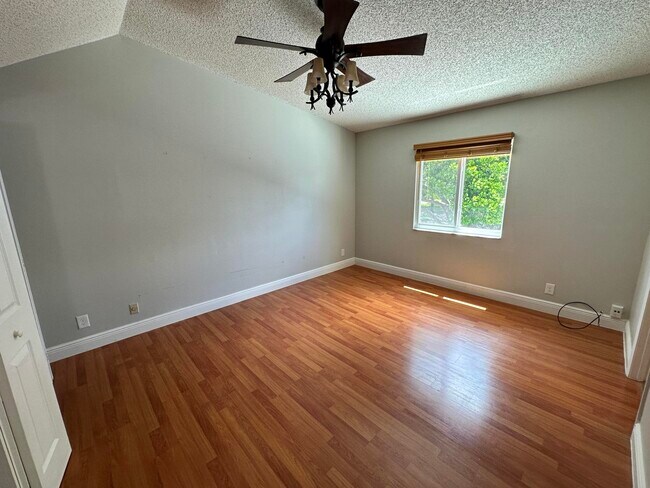 Building Photo - 17 Tara Lakes Dr E