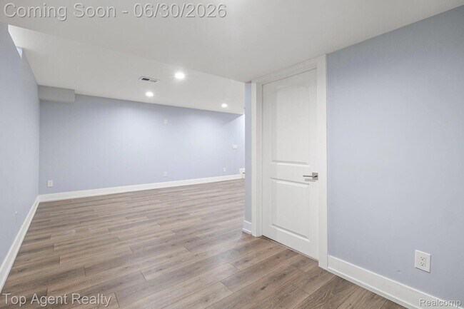 Building Photo - 38887 Country Cir