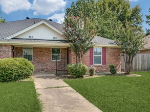 Building Photo - 980 Meadow Cir S