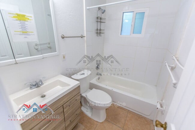 Building Photo - 1136 E Yucca St