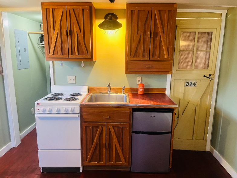 Building Photo - 216 S H St