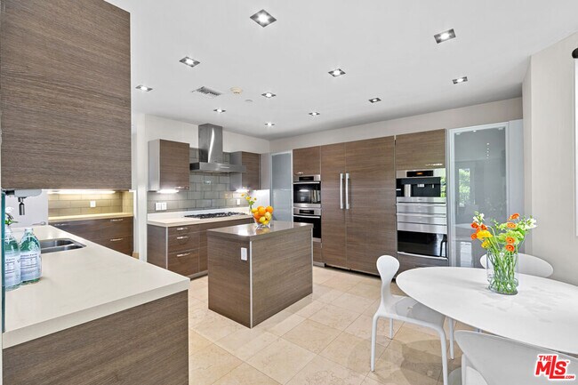 Building Photo - 443 N Palm Dr