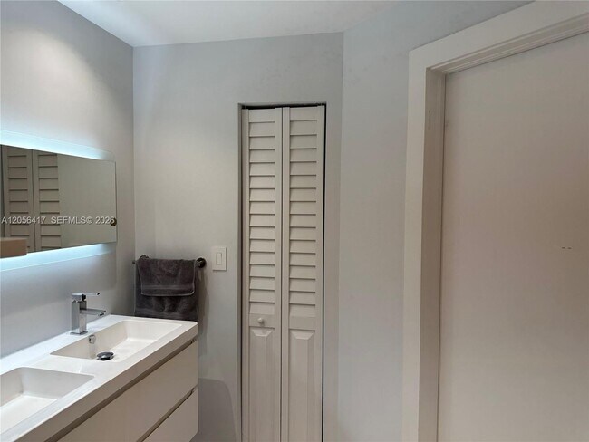 Building Photo - 888 Brickell Key Dr