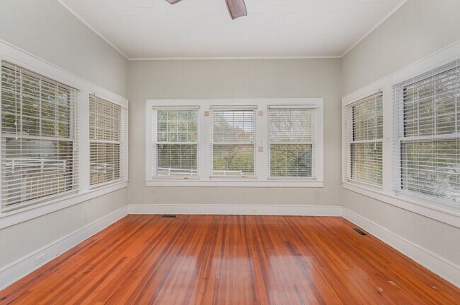 Building Photo - **Price Reduced with HOLIDAY MOVE-IN SPECIAL! $500 off 1st full month's rent with lease signed by...