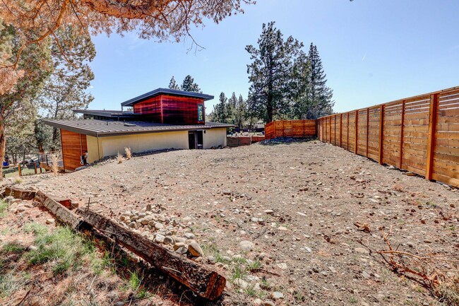 Building Photo - Gorgeous home close to downtown Tumalo