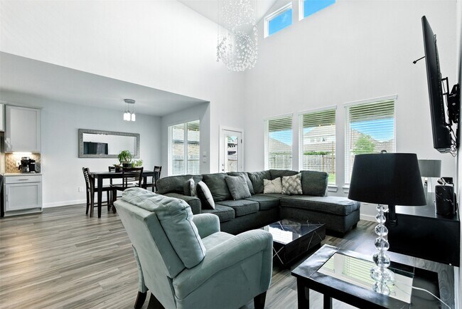Building Photo - 14245 Lake Lodge Dr