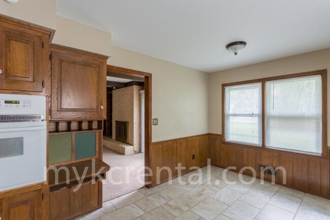 Building Photo - 8414 W 98th St