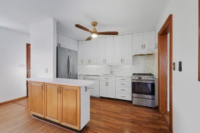 Building Photo - 3901 Lawrence Ave