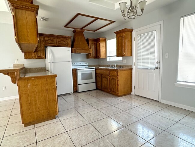 Building Photo - 2300 N Erica St