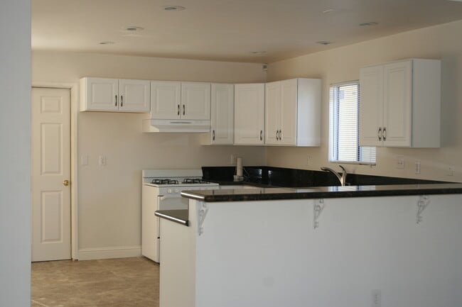 Building Photo - BEAUTIFUL 3bd 2ba South Bakersfield W/POOL!!